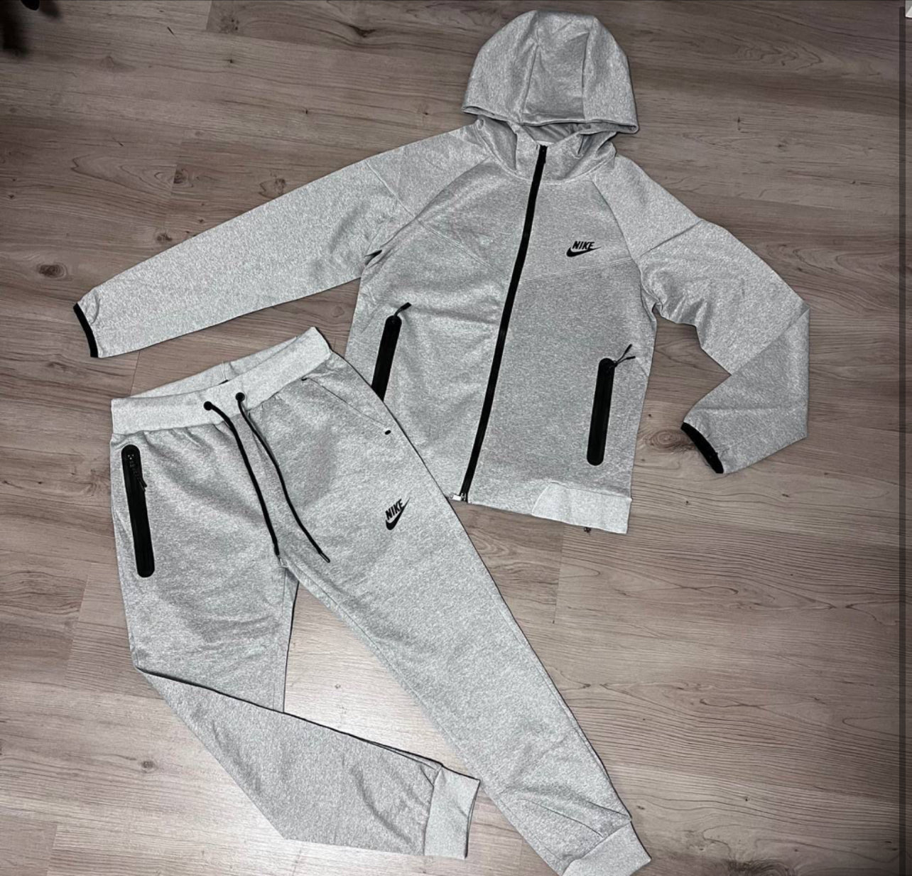 CHÁNDAL NIKE TECH GRIS