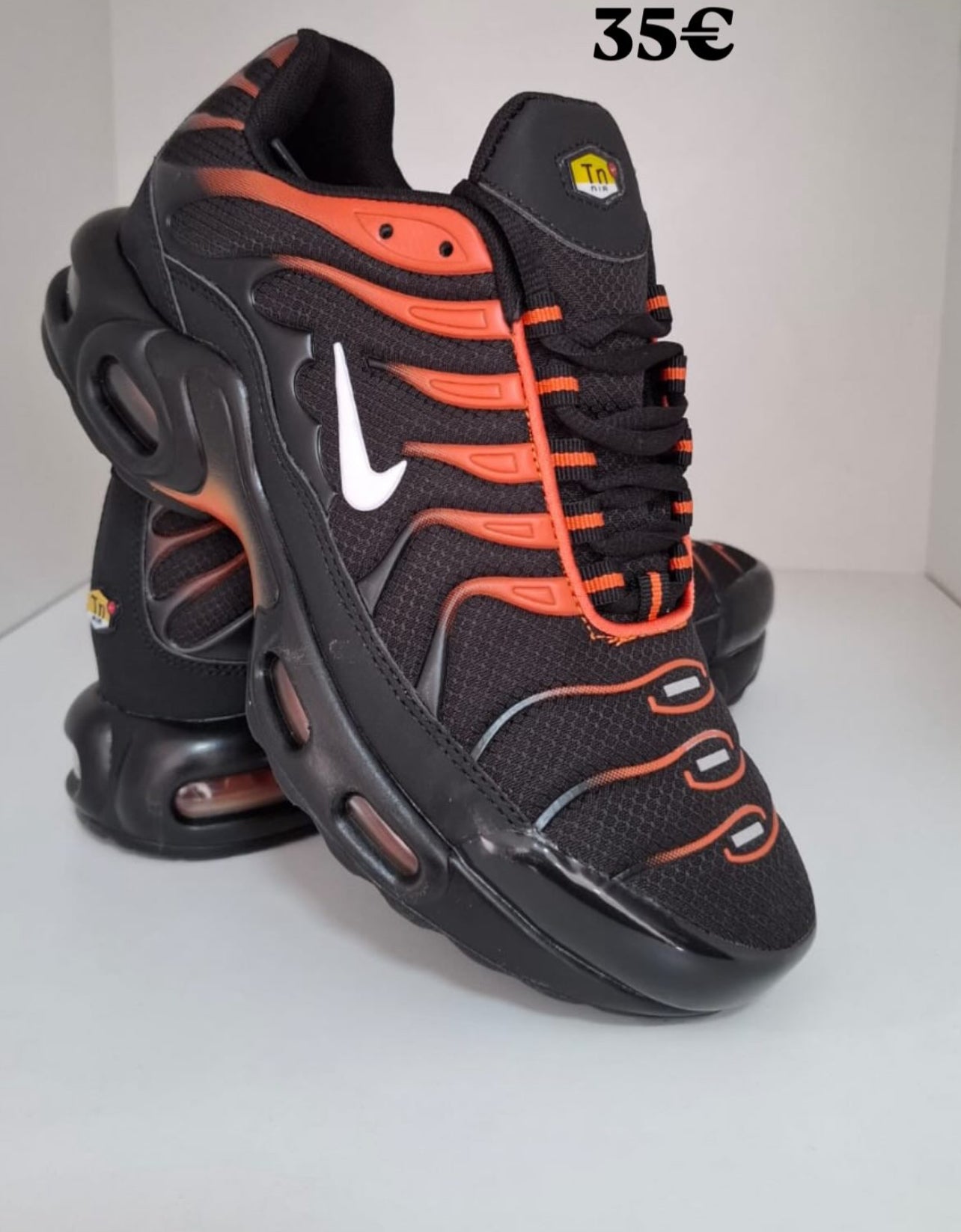 Air Max Tn negra logo naranja