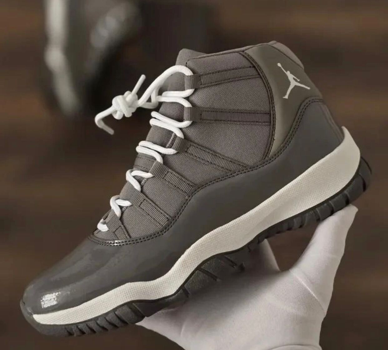 JORDAN 11 GRIS/BLANCO