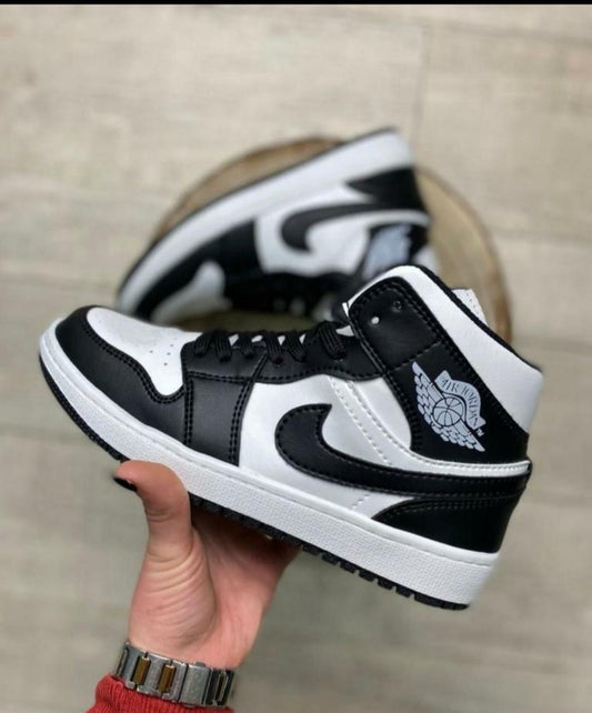 AIR JORDAN 1 MID BLACK WHITE