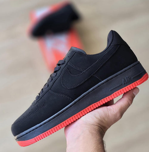 Air force gamuza negra suela roja