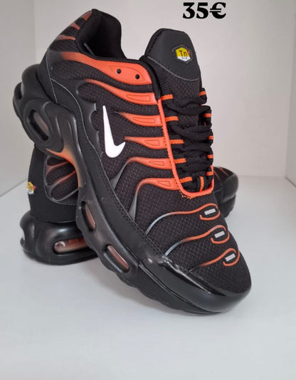 Air Max Tn negra logo naranja