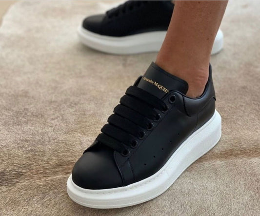 ALEXANDER MACQUEEN NEGRA SUELA BLANCA