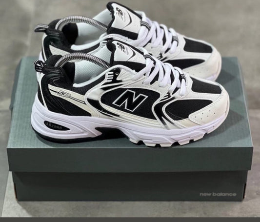 NEW BALANCE 530 NEGRA/BLANCA